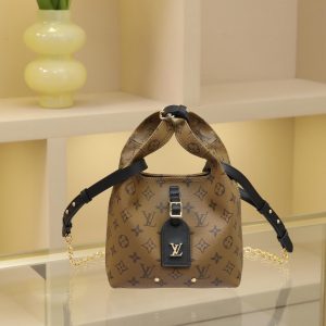This Atlantis BB handbag is crafted from Monogram Reverse canvas, featuring calf leather trim around the LV monogram and shoulder strap. Its trendy shopping bag silhouette offers a soft, form-fitting shape, while the removable and adjustable shoulder strap allows for crossbody wear. 17.0 x 17.0 x 7.0 cm (L x H x W)